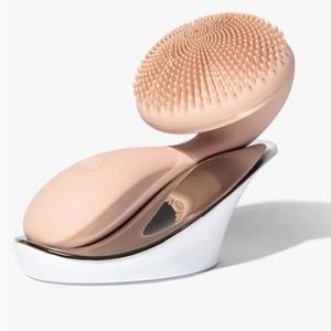 NWT- Vanity Planet - Misa - Silicone Facial Cleansing Brush
